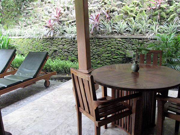 ネファタリのVilla Cempaka　テーブル