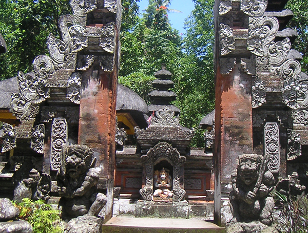 グヌンルバ寺院 Pura Gunung Lebah